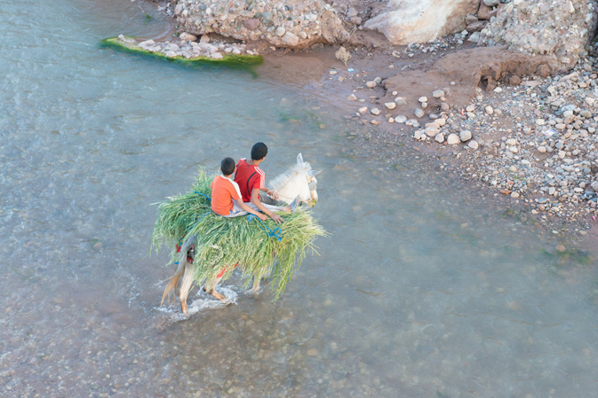 Crossing the river from Aït-Benhaddou