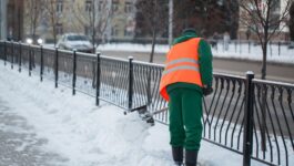 Wintery weather disrupts flights in Toronto, Chicago