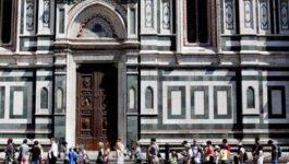 Visitors queue to enter the Cathedral of Florence, Italy, June 11, 2017. REUTERS/Alessandro Bianchi/File Photo