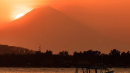 140,000 people evacuate Bali as volcanic eruption looms