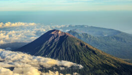 Volcano gushing ash over Bali closes airport for a 2nd day 