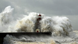 Cyclone Leslie slams into Portugal, leaves 27