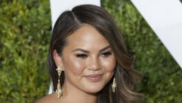 Delta wants Chrissy Teigen to make their inflight menu and Twitter is all for it