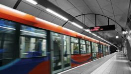 This-woman-has-a-genius-way-of-staying-cool-on-London-Tube