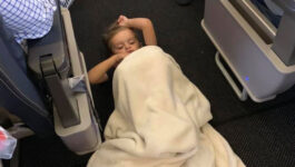 An-entire-plane-pitched-in-to-help-autistic-boy-get-through-the-flight