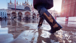 Tourists-Venetians-slosh-through-flooded-lagoon-city