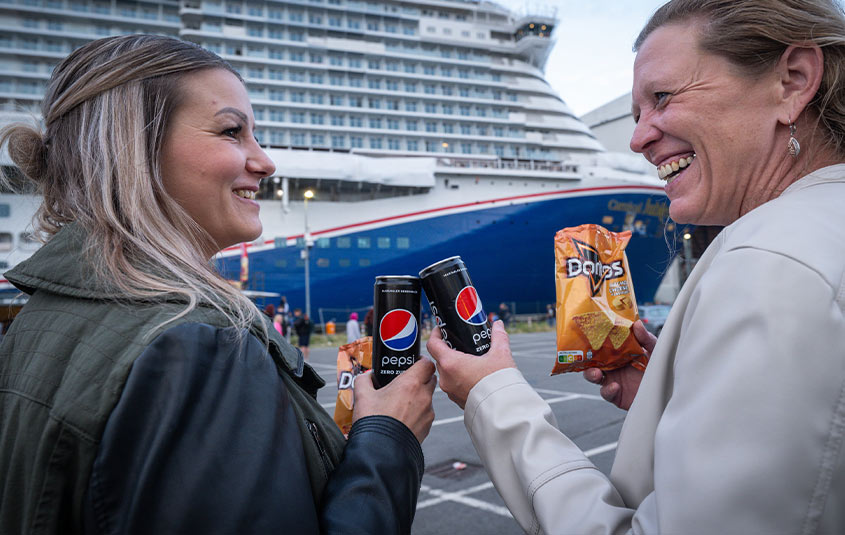 Carnival Jubilee reveals Texas star during float out